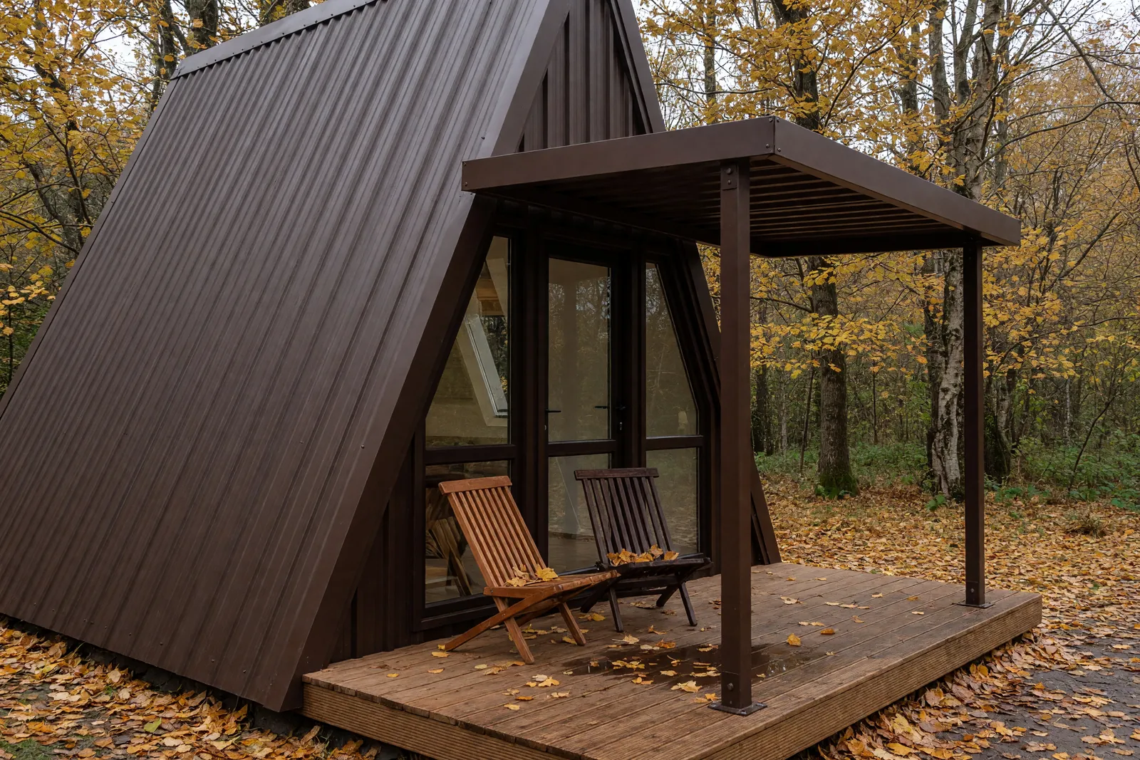 Concept visualisation, not a photograph: veranda in earth brown in corrugated powder-coated steel.